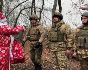 Праздничный курантов бой на передовой.
