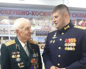 С природной решительностью и профессионализмом.