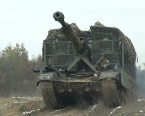 Воплощая мужество и верность воинскому долгу.