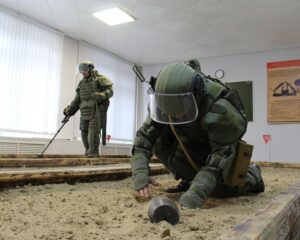 Обучая сапёров-добровольцев