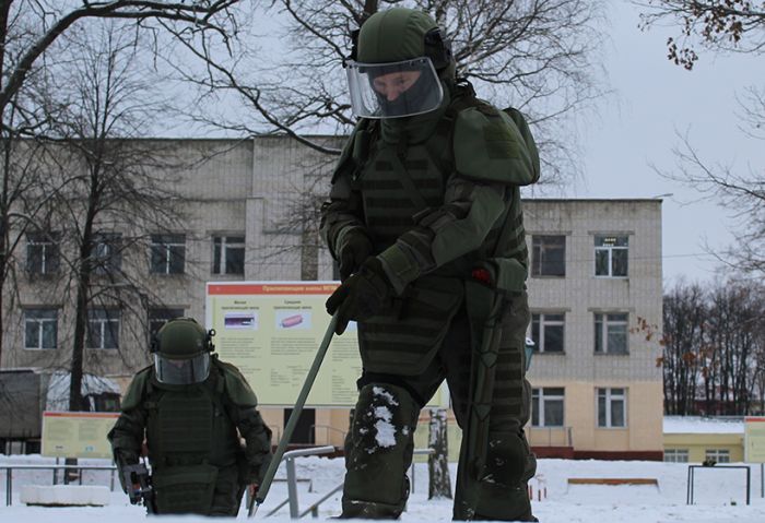 Обучая сапёров-добровольцев
