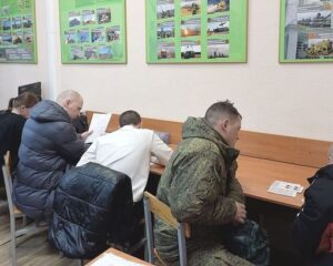 Добровольцы становятся в строй.