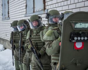 И всё это – под плотным вражеским огнём