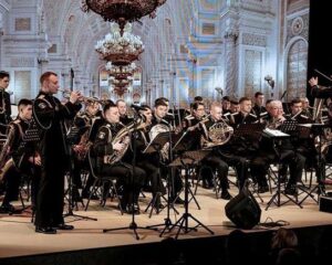 Она удваивает, утраивает армию.