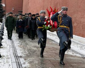 Дань памяти маршалу у Кремлёвской стены