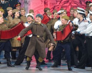 Искусством умножая силу духа народа.