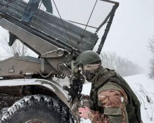 Быстро ориентируясь в меняющейся обстановке на поле боя.