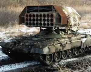 Летящий залп багрянцем красит небо.