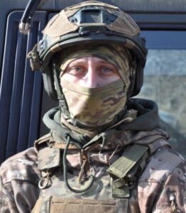 С красным знаком на рукаве