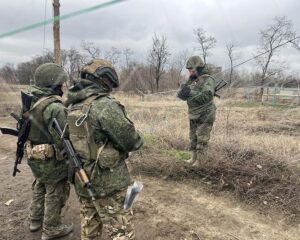 Повышая безопасность военных дорог.