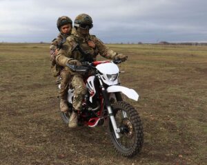 Придать уверенности на передовой.