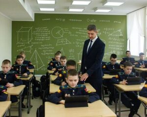 В стремлении индивидуализировать обучение.