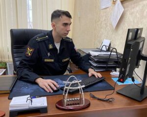 Быть ближе к солдату.