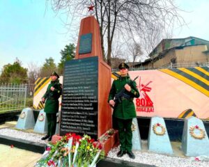 И вознеслась над Душанбе стела со звездой!