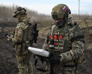 Олицетворяя стойкость и любовь к Отчизне.
