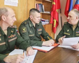 Полковник А. Хромов, генерал-майор Р. Климов и генерал-лейтенант С. Жмурин.