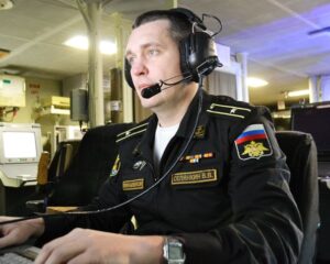 Командир БЧ-7 капитан 3 ранга Виктор Селянкин на командном пункте.