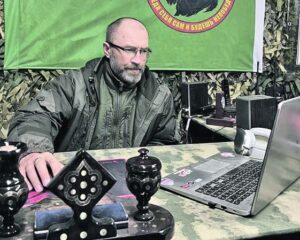 Мотивирует личным примером