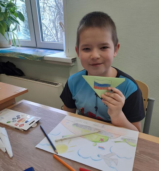 Старательно выводя каждую букву, дети пишут письма защитникам Отечества.
