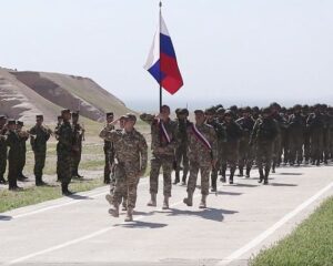 Укрепляя оборону плечом к плечу.