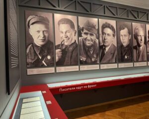 С «Лейкой» и блокнотом, а то и с пулемётом…