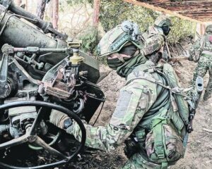 Настойчиво обеспечивая превосходство над врагом.
