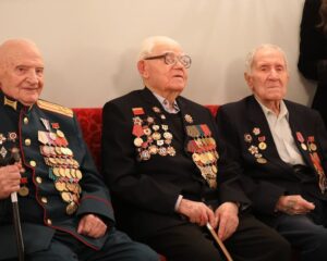 Поклонимся великим тем годам…