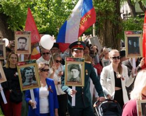 Над миром реет Знамя Победы.