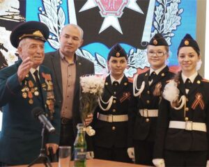 Равнение на победителя.