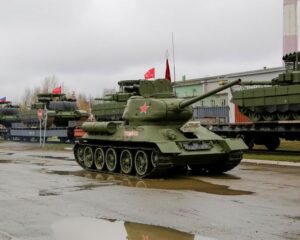 Танк Победы проводил на СВО своих «потомков».