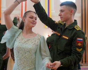 В атмосфере благородного праздника.