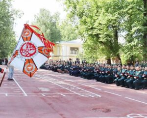 Трудом, знанием, искусством и человеколюбием.