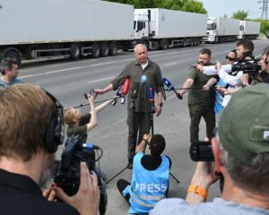 Россия слово держит твёрдо .