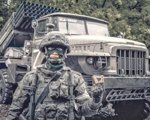 Автовозы следуют на Запад.