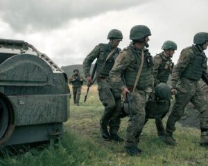 В готовности помочь себе и товарищу.