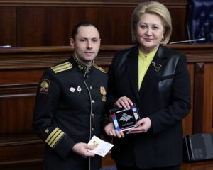 Награда из рук председателя Комитета Совета Федерации по науке, образованию и культуре Лилии Гумеровой.