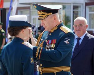 Держа равнение на традиции служения Отечеству
