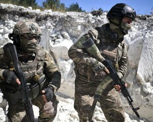 Сгоревший БТР «Брэдли» ВСУ на дороге на красноармейском направлении СВО.