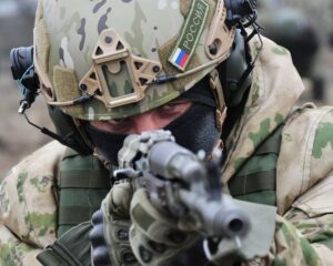 Вызвал огонь на себя.