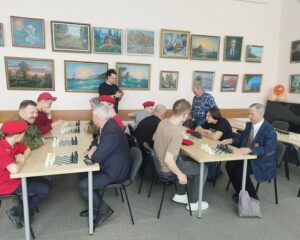 Помогают выжить и победить.
