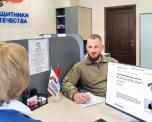 Постараться помочь каждому.