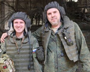 противник боится поднять голову»