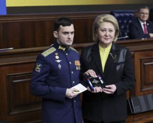 Сочетая научную и педагогическую работу.