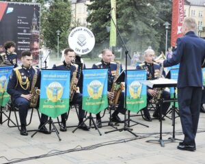 «Военные оркестры в парках».