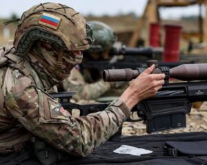 В условиях, приближенных к боевым.