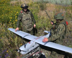 Под знаменем отваги наши воины теснят врага.