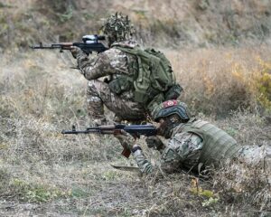 Воплощая мужество и верность воинскому долгу.