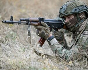 В одиночку против шестерых боевиков.
