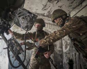 В эфире звучат, не смолкая, команды.