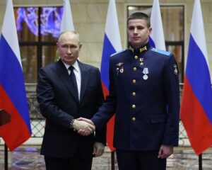 Встали стеной на пути врага.